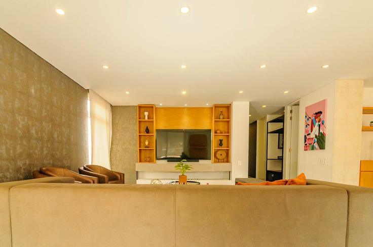 Elegante sala de estar con mobiliario moderno en un apartamento en Building Carrera 21 - nok - 1289599 - COL en Usaquén, Bogotá