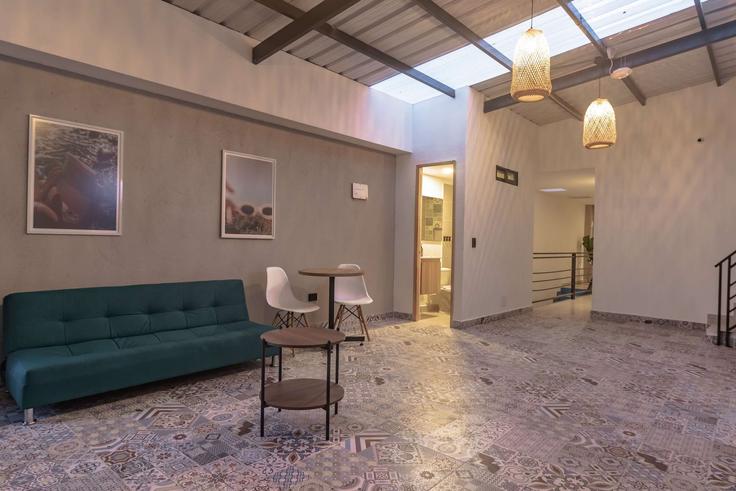 Salle de séjour élégante avec mobilier moderne dans un appartement à Building Transversal 41 - nok - 1289601 - COL à Laureles - Estadio, Medellin, Medellín Salle de séjour élégante avec mobilier moderne dans un appartement à Building Transversal 41 - nok - 1289601 - COL à Laureles - Estadio, Medellin, Medellín