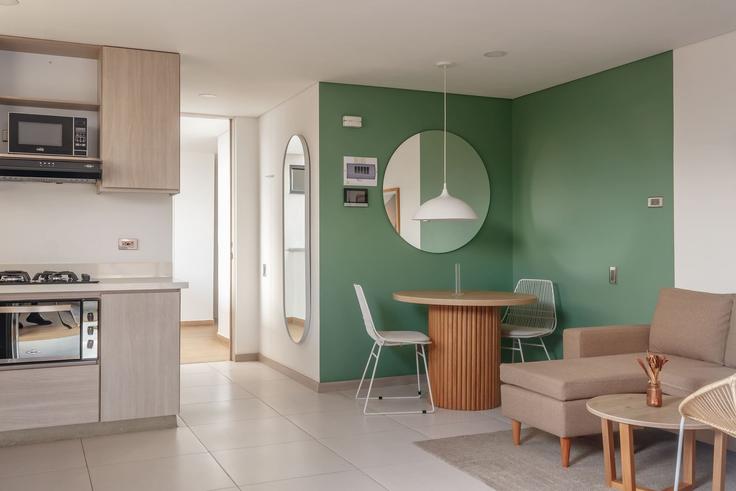 Elegante sala de estar con mobiliario moderno en un apartamento en Building Carrera 66A - nok - 1336784 en Laureles - Estadio, Medellin, Medellín