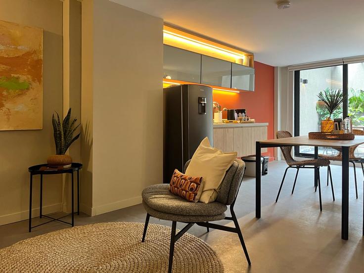 Elegante sala de estar con mobiliario moderno en un apartamento en Building Calle 84A - nok - 1460469 en Chapinero, Bogotá