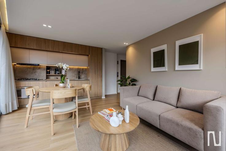 Sala de estar elegantemente projetada com móveis modernos em um apartamento no Building Carrera 17a - nok - 1691788 em Usaquén, Bogotá Sala de estar elegantemente projetada com móveis modernos em um apartamento no Building Carrera 17a - nok - 1691788 em Usaquén, Bogotá