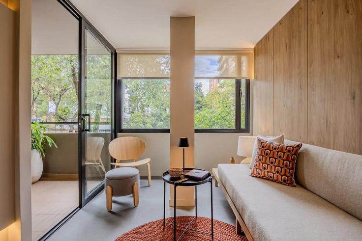 Building Calle 84A - nok - 1406970 adresindeki bir dairede modern mobilyalarla zarif bir şekilde tasarlanmış oturma odası Chapinero, Bogotá