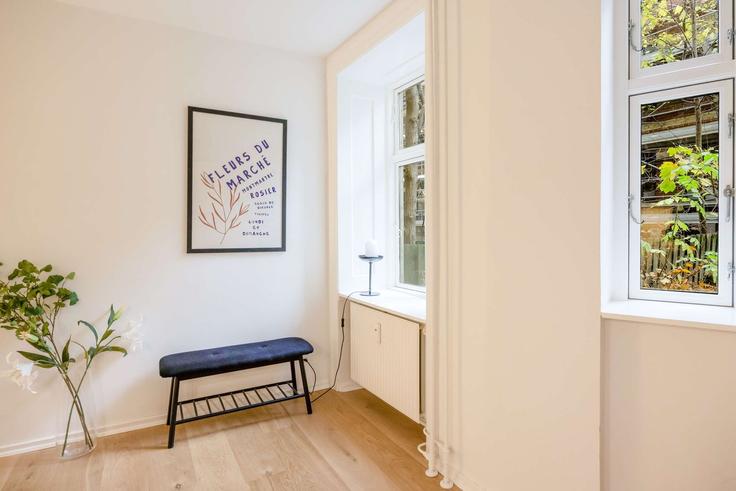 Elegante sala de estar con mobiliario moderno en un apartamento en Building Læssøesgade - nomad-properties-aps - 1310819 - DNK en Copenhagen, Copenhagen Elegante sala de estar con mobiliario moderno en un apartamento en Building Læssøesgade - nomad-properties-aps - 1310819 - DNK en Copenhagen, Copenhagen