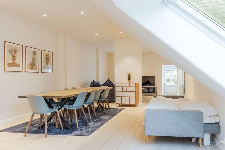 Elegante sala de estar con mobiliario moderno en un apartamento en Building Frederiksgade - nomad-properties-aps - 1310871 - DNK en Copenhagen, Copenhagen Elegante sala de estar con mobiliario moderno en un apartamento en Building Frederiksgade - nomad-properties-aps - 1310871 - DNK en Copenhagen, Copenhagen
