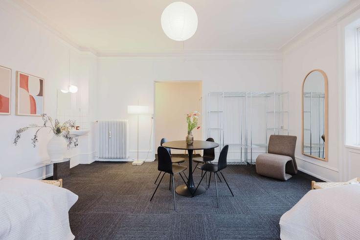 Building Niels Ebbesens Vej - nomad-properties - 1696586 adresindeki bir dairede modern mobilyalarla zarif bir şekilde tasarlanmış oturma odası Frederiksberg, Frederiksberg