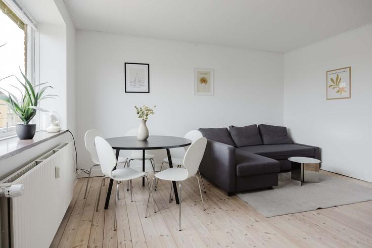 Salle de séjour élégante avec mobilier moderne dans un appartement à Building Roskildevej - nomad-properties - 1696611 à Copenhagen, Copenhagen