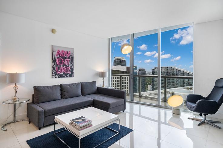 Elegante sala de estar con mobiliario moderno en un apartamento en Building Brickell Avenue - nomad - 1389645 en Miami, Miami