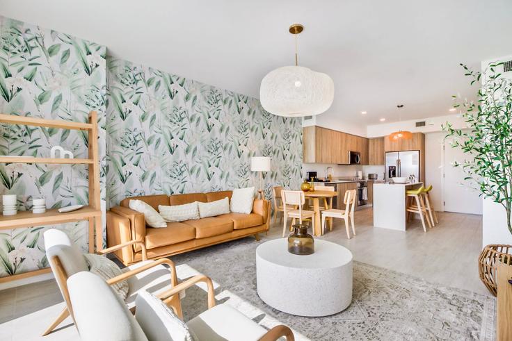 Building Biscayne Boulevard - nomadaresidences - 1023476 adresindeki bir dairede modern mobilyalarla zarif bir şekilde tasarlanmış oturma odası Miami, Miami Building Biscayne Boulevard - nomadaresidences - 1023476 adresindeki bir dairede modern mobilyalarla zarif bir şekilde tasarlanmış oturma odası Miami, Miami