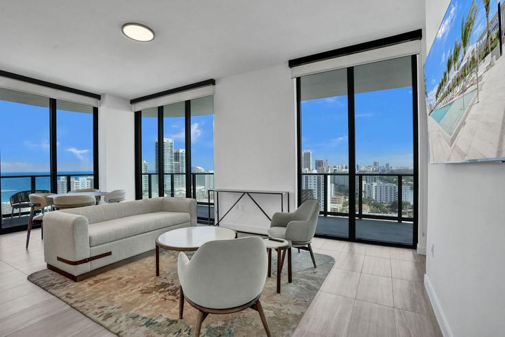 Elegante sala de estar con mobiliario moderno en un apartamento en Building 72nd Street - nomadaresidences - 1263788 - MIA en Miami Beach, Miami Beach