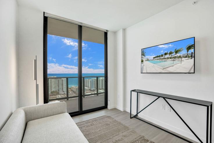 Elegante sala de estar con mobiliario moderno en un apartamento en Building 72nd Street - nomadaresidences - 1263786 - MIA en Miami Beach, Miami Beach