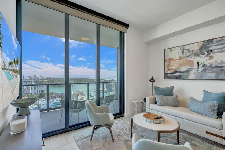 Salle de séjour élégante avec mobilier moderne dans un appartement à Building 72nd Street - nomadaresidences - 1263809 - MIA à Miami Beach, Miami Beach