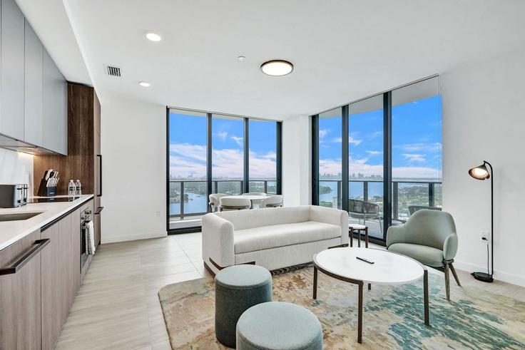 Elegante sala de estar con mobiliario moderno en un apartamento en Building 72nd Street - nomadaresidences - 1263793 - MIA en Miami Beach, Miami Beach