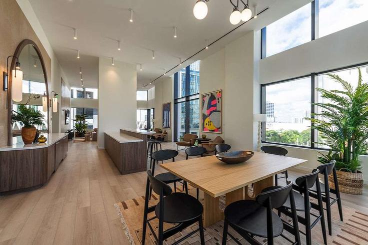 Sala de estar elegantemente projetada com móveis modernos em um apartamento no Building North Miami Avenue - nomadaresidences - 1515058 em Miami, Miami