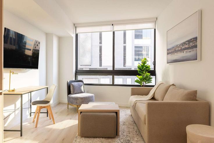 Sala de estar elegantemente projetada com móveis modernos em um apartamento no Building North Miami Avenue - nomadaresidences - 1515066 em Miami, Miami
