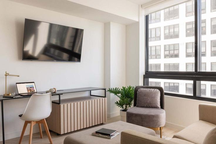 Sala de estar elegantemente projetada com móveis modernos em um apartamento no Building North Miami Avenue - nomadaresidences - 1515056 em Miami, Miami