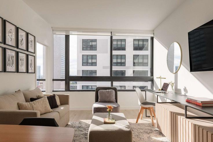 Elegante sala de estar con mobiliario moderno en un apartamento en Building North Miami Avenue - nomadaresidences - 1515064 en Miami, Miami