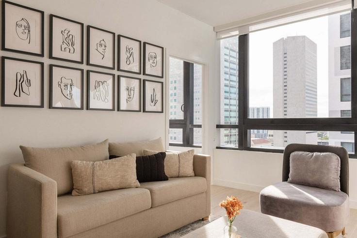 Sala de estar elegantemente projetada com móveis modernos em um apartamento no Building North Miami Avenue - nomadaresidences - 1515068 em Miami, Miami