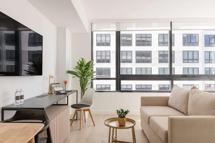 Sala de estar elegantemente projetada com móveis modernos em um apartamento no Building North Miami Avenue - nomadaresidences - 1515055 em Miami, Miami