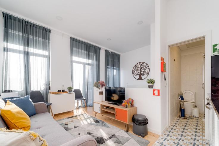 Elegant gestaltetes Wohnzimmer mit moderner Einrichtung in einer Wohnung im Building Rua de Coelho Neto - nomads-apartamentos-turisticos-sociedade-unipessoa - 1589111 in Bonfim, Porto Elegant gestaltetes Wohnzimmer mit moderner Einrichtung in einer Wohnung im Building Rua de Coelho Neto - nomads-apartamentos-turisticos-sociedade-unipessoa - 1589111 in Bonfim, Porto