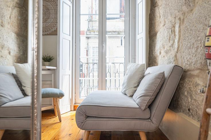 Elegant gestaltetes Wohnzimmer mit moderner Einrichtung in einer Wohnung im Building Rua do Bonjardim - nomads-apartamentos-turisticos-sociedade-unipessoa - 1589122 in União das freguesias de Cedofeita, Santo Ildefonso, Sé, Miragaia, São Nicolau e Vitória, Porto Elegant gestaltetes Wohnzimmer mit moderner Einrichtung in einer Wohnung im Building Rua do Bonjardim - nomads-apartamentos-turisticos-sociedade-unipessoa - 1589122 in União das freguesias de Cedofeita, Santo Ildefonso, Sé, Miragaia, São Nicolau e Vitória, Porto