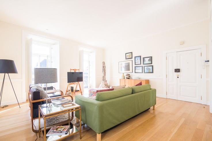 Sala de estar elegantemente projetada com móveis modernos em um apartamento no Building Rua da Misericórdia - nomads-apartamentos-turisticos-sociedade-unipessoa - 1589110 em Misericórdia, Lisbon Sala de estar elegantemente projetada com móveis modernos em um apartamento no Building Rua da Misericórdia - nomads-apartamentos-turisticos-sociedade-unipessoa - 1589110 em Misericórdia, Lisbon