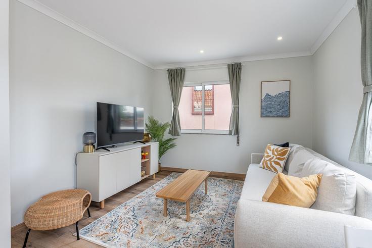 Elegante sala de estar con mobiliario moderno en un apartamento en Building Rua Flora - nomads-apartamentos-turisticos-sociedade-unipessoa - 1633942 en Lordelo do Ouro e Massarelos, Porto Elegante sala de estar con mobiliario moderno en un apartamento en Building Rua Flora - nomads-apartamentos-turisticos-sociedade-unipessoa - 1633942 en Lordelo do Ouro e Massarelos, Porto