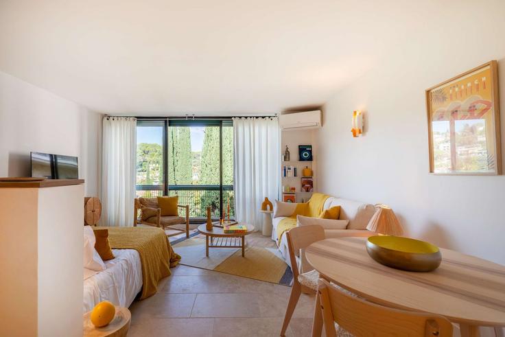 Salle de séjour élégante avec mobilier moderne dans un appartement à Building Impasse des Bellevues - nomerca - 1382157 à Mougins, Mougins