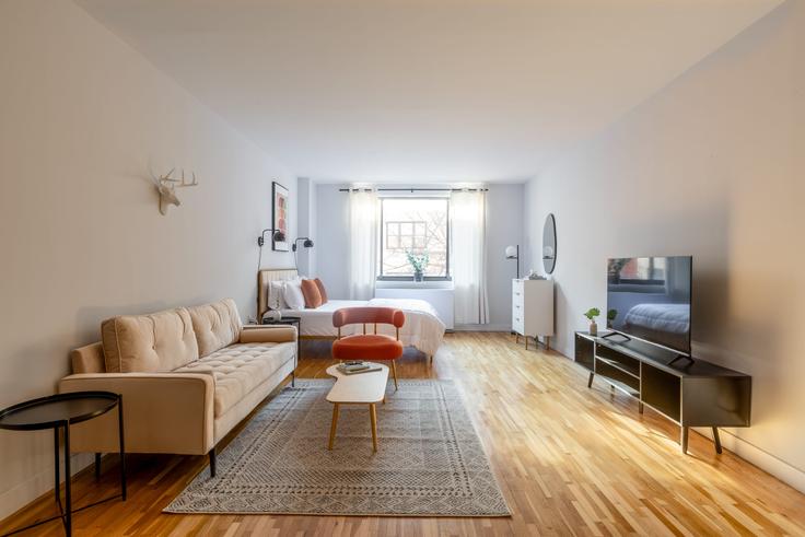 Sala de estar elegantemente projetada com móveis modernos em um apartamento no Building East 83rd Street - noomi - 1013676 - NYC em Manhattan, New York