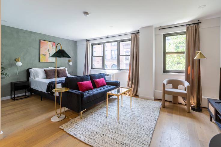 Building East 60th Street - noomi - 1013710 - NYC adresindeki bir dairede modern mobilyalarla zarif bir şekilde tasarlanmış oturma odası Manhattan, New York