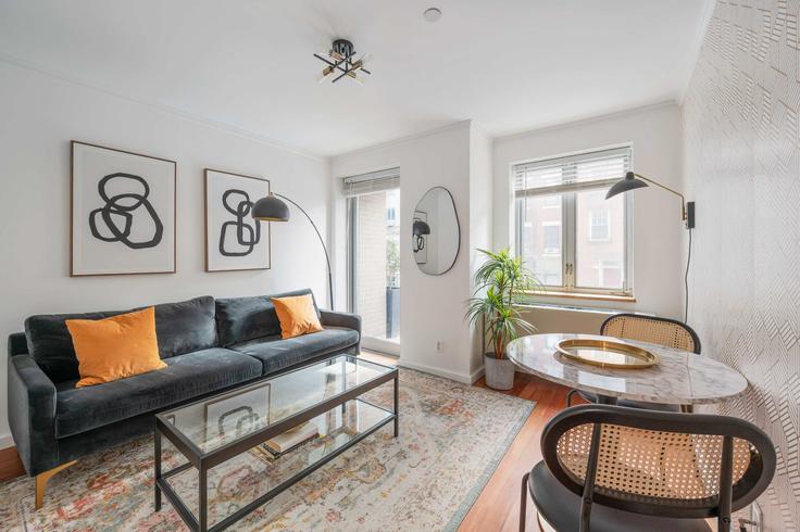 Sala de estar elegantemente projetada com móveis modernos em um apartamento no Building West 20th Street - noomi - 1013663 - NYC em Manhattan, New York Sala de estar elegantemente projetada com móveis modernos em um apartamento no Building West 20th Street - noomi - 1013663 - NYC em Manhattan, New York