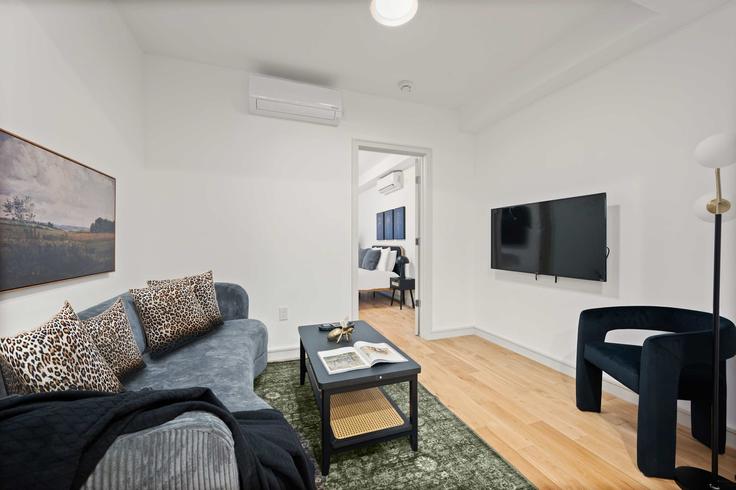 Building 2nd Avenue - noomi - 1047925 - NYC adresindeki bir dairede modern mobilyalarla zarif bir şekilde tasarlanmış oturma odası Manhattan, New York Building 2nd Avenue - noomi - 1047925 - NYC adresindeki bir dairede modern mobilyalarla zarif bir şekilde tasarlanmış oturma odası Manhattan, New York