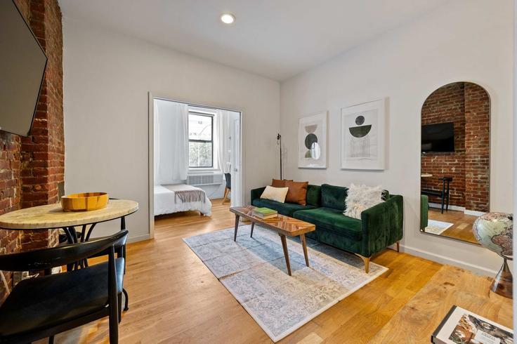 Manhattan, New York에 위치한 Building West 49th Street - noomi - 1261202 - NYC 아파트의 세련된 인테리어가 돋보이는 거실 Manhattan, New York에 위치한 Building West 49th Street - noomi - 1261202 - NYC 아파트의 세련된 인테리어가 돋보이는 거실