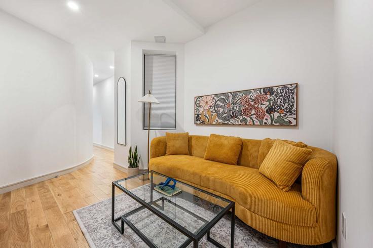 New York ManhattanのBuilding 2nd Avenue - noomi - 1316008のアパートメントにある、モダンな家具を備えたエレガントなデザインのリビングルーム New York ManhattanのBuilding 2nd Avenue - noomi - 1316008のアパートメントにある、モダンな家具を備えたエレガントなデザインのリビングルーム