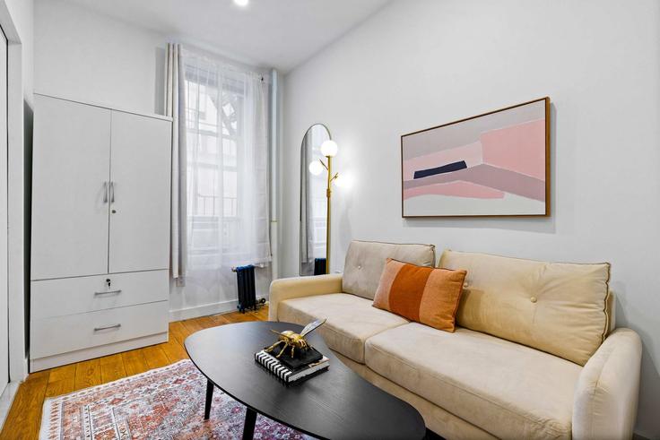 Sala de estar elegantemente projetada com móveis modernos em um apartamento no Building Forsyth Street - noomi - 1376593 em Manhattan, New York