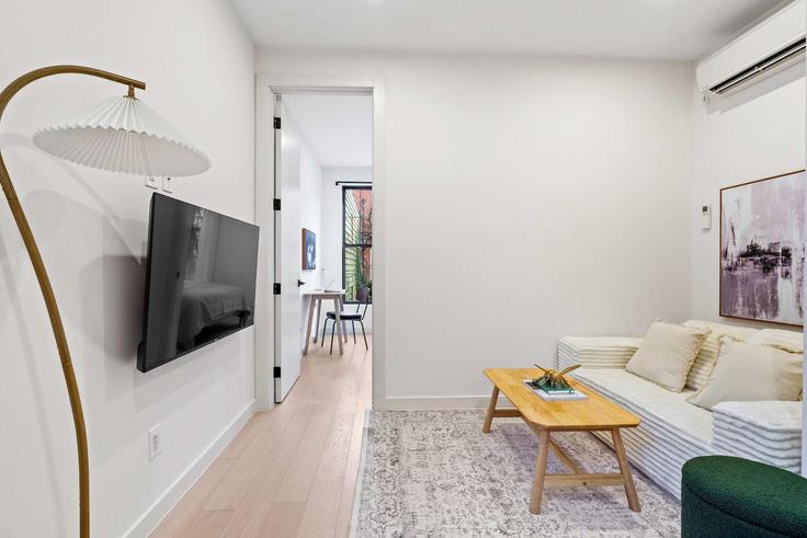 Elegant gestaltetes Wohnzimmer mit moderner Einrichtung in einer Wohnung im Building Eckford Street - noomi - 1376594 in Brooklyn, New York Elegant gestaltetes Wohnzimmer mit moderner Einrichtung in einer Wohnung im Building Eckford Street - noomi - 1376594 in Brooklyn, New York