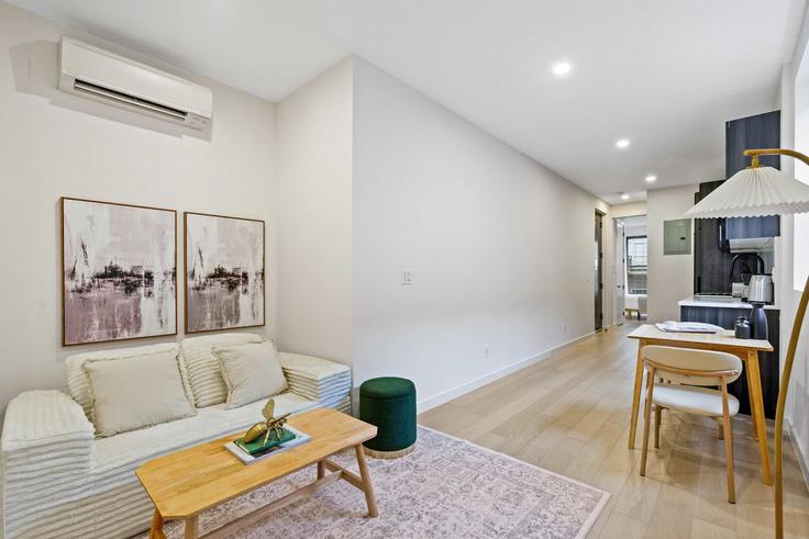 Building Eckford Street - noomi - 1376594 adresindeki bir dairede modern mobilyalarla zarif bir şekilde tasarlanmış oturma odası Brooklyn, New York Building Eckford Street - noomi - 1376594 adresindeki bir dairede modern mobilyalarla zarif bir şekilde tasarlanmış oturma odası Brooklyn, New York