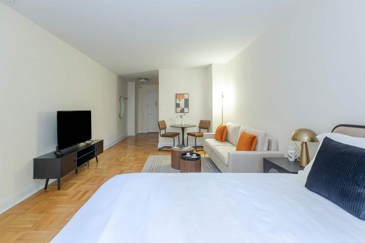 Elegante sala de estar con mobiliario moderno en un apartamento en Building Park Avenue - noomi - 1013675 - NYC en Manhattan, New York