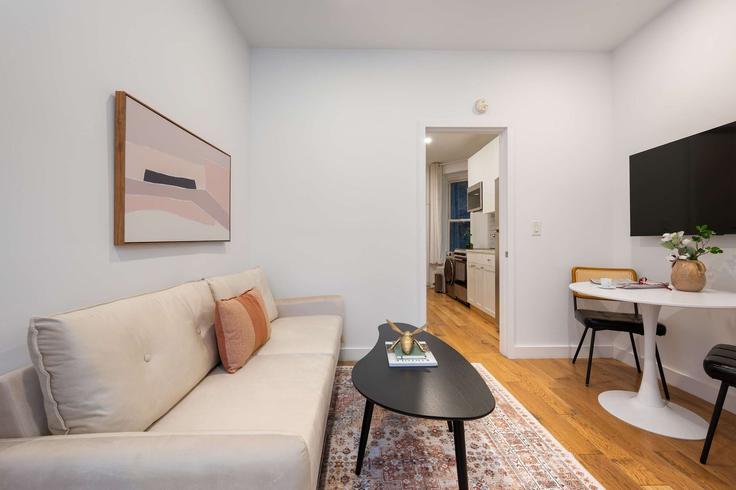 Building Forsyth Street - noomi - 1376593 adresindeki bir dairede modern mobilyalarla zarif bir şekilde tasarlanmış oturma odası Manhattan, New York Building Forsyth Street - noomi - 1376593 adresindeki bir dairede modern mobilyalarla zarif bir şekilde tasarlanmış oturma odası Manhattan, New York