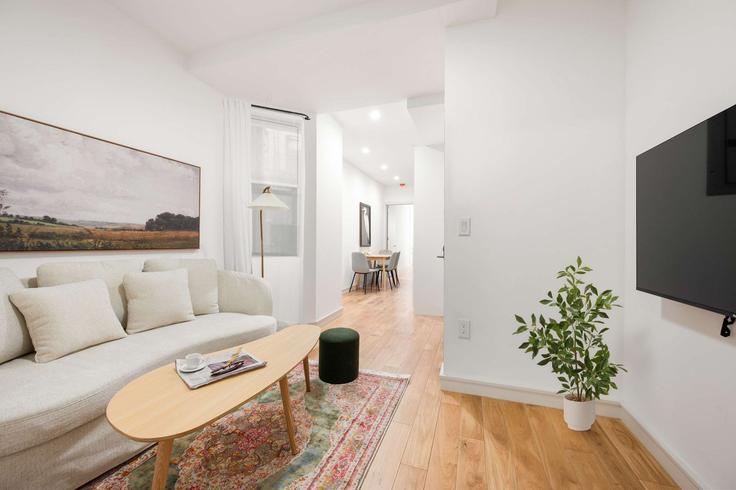 Building 2nd Avenue - noomi - 1459955 adresindeki bir dairede modern mobilyalarla zarif bir şekilde tasarlanmış oturma odası Manhattan, New York Building 2nd Avenue - noomi - 1459955 adresindeki bir dairede modern mobilyalarla zarif bir şekilde tasarlanmış oturma odası Manhattan, New York