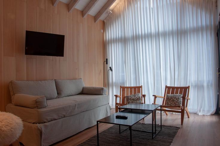 San Martín de los Andes, San Martín de los Andes에 위치한 Building Tres de Caballería - nordica - 1578792 유닛의 세련된 인테리어가 돋보이는 거실 San Martín de los Andes, San Martín de los Andes에 위치한 Building Tres de Caballería - nordica - 1578792 유닛의 세련된 인테리어가 돋보이는 거실