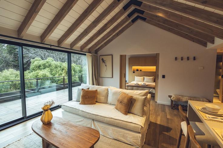 San Martín de los Andes, San Martín de los Andes에 위치한 Building Eduardo Elordi - nordica - 1578764 유닛의 세련된 인테리어가 돋보이는 거실 San Martín de los Andes, San Martín de los Andes에 위치한 Building Eduardo Elordi - nordica - 1578764 유닛의 세련된 인테리어가 돋보이는 거실