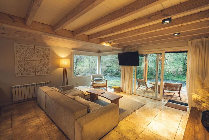 Sala de estar elegantemente projetada com móveis modernos em um apartamento no Building Los Notros - nordica - 1589151 em San Martín de los Andes, San Martín de los Andes Sala de estar elegantemente projetada com móveis modernos em um apartamento no Building Los Notros - nordica - 1589151 em San Martín de los Andes, San Martín de los Andes