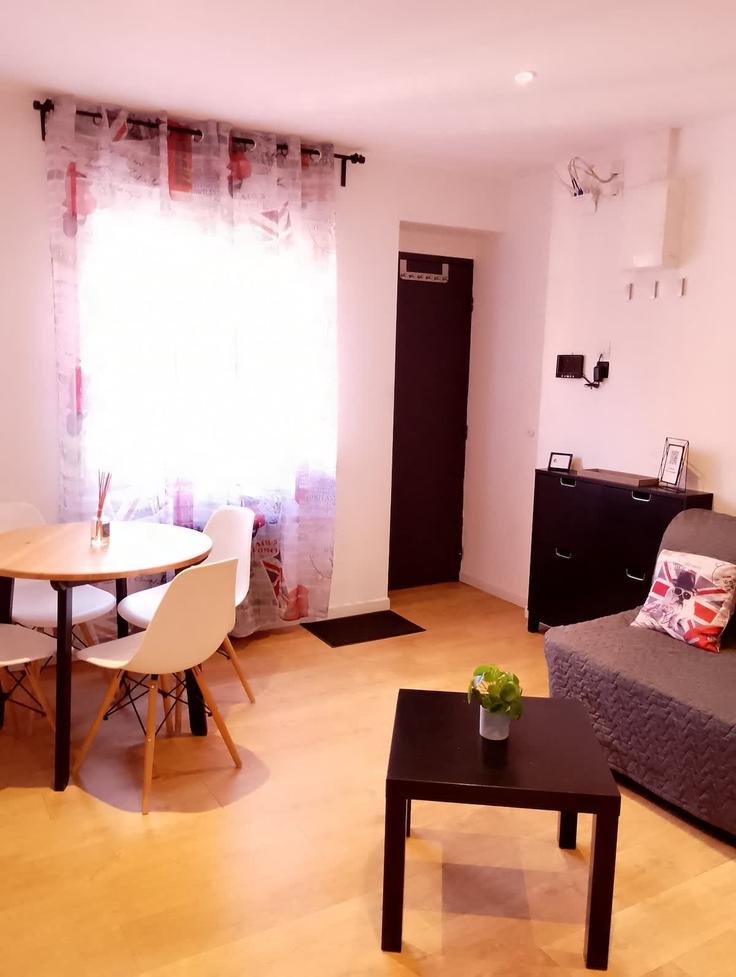 Elegante sala de estar con mobiliario moderno en un apartamento en Building Rue Eugène Bar - nordnest - 1438724 en Lens, Lens