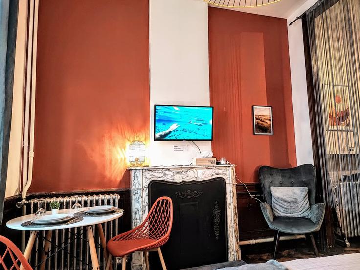 Sala de estar elegantemente projetada com móveis modernos em um apartamento no Building Rue Edouard Vaillant - nordnest - 1438760 em Roubaix, Roubaix