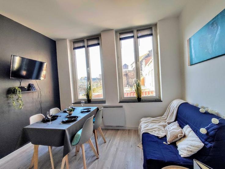 Elegante sala de estar con mobiliario moderno en un apartamento en Building Rue du Collège - nordnest - 1438743 en Roubaix, Roubaix