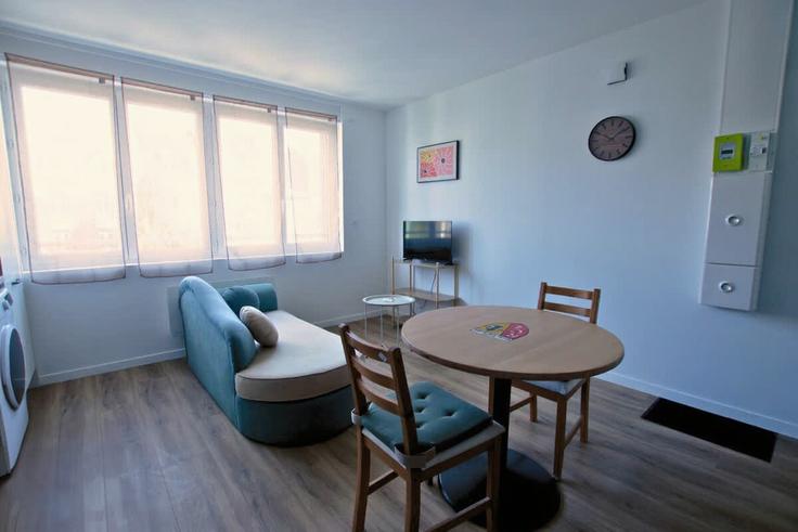 Elegante sala de estar con mobiliario moderno en un apartamento en Building Place Jean Jaurès - nordnest - 1438733 en Lens, Lens