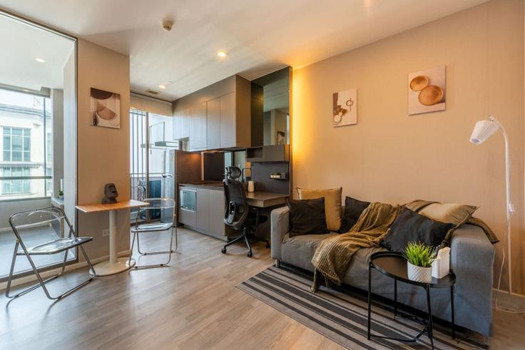 Building Sukhumvit Road - nosbaan - 1310071 adresindeki bir dairede modern mobilyalarla zarif bir şekilde tasarlanmış oturma odası Watthana, Bangkok Building Sukhumvit Road - nosbaan - 1310071 adresindeki bir dairede modern mobilyalarla zarif bir şekilde tasarlanmış oturma odası Watthana, Bangkok