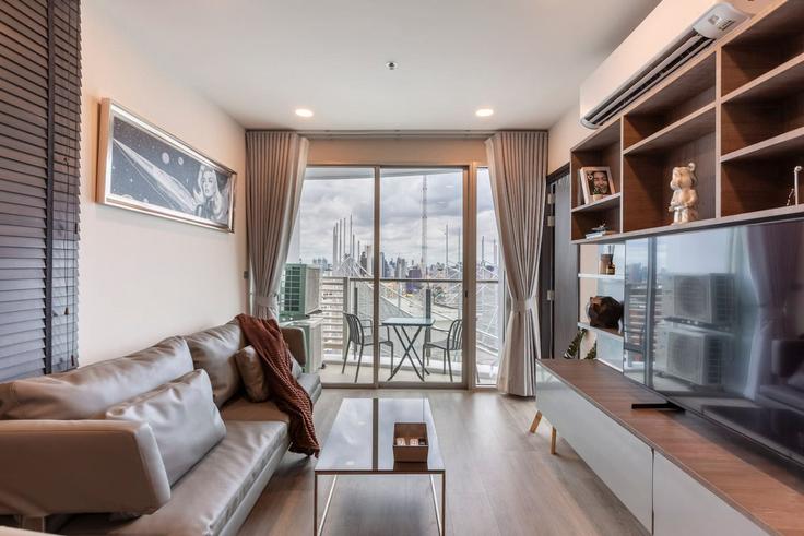 Building Sukhumvit Road - nosbaan - 1310096 - THA adresindeki bir dairede modern mobilyalarla zarif bir şekilde tasarlanmış oturma odası Watthana, Bangkok Building Sukhumvit Road - nosbaan - 1310096 - THA adresindeki bir dairede modern mobilyalarla zarif bir şekilde tasarlanmış oturma odası Watthana, Bangkok