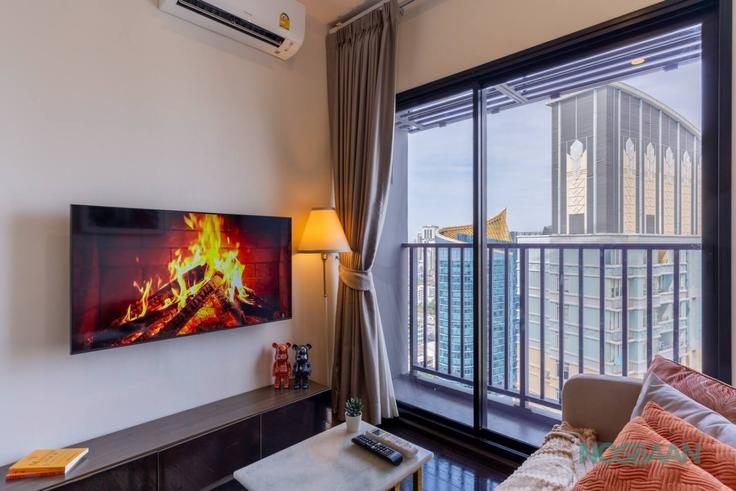 Sala de estar elegantemente projetada com móveis modernos em um apartamento no Building Ekkamai 7 Alley - nosbaan - 1627101 em Watthana, Bangkok Sala de estar elegantemente projetada com móveis modernos em um apartamento no Building Ekkamai 7 Alley - nosbaan - 1627101 em Watthana, Bangkok