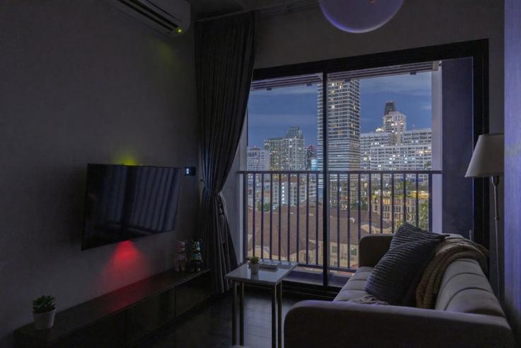 Salle de séjour élégante avec mobilier moderne dans un appartement à Building Ekkamai 7 Alley - nosbaan - 1621555 à Watthana, Bangkok Salle de séjour élégante avec mobilier moderne dans un appartement à Building Ekkamai 7 Alley - nosbaan - 1621555 à Watthana, Bangkok